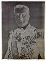 Horthy Miklós (1868-1957) kormányzó kitüntetéseivel, portréfotó üvegnegatívja, 12x9 cm