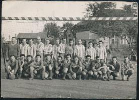 Futballcsapat a kapu előtt, fotó szakadásokkal, 13x18 cm