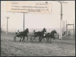 1943 Budapest, A Kerepesi ügető befutói, hajtó: Inokai, feliratozott fotó, 17x23 cm