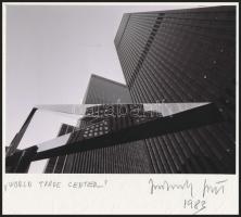 1983 Jankovszky György(1946-): New York, World Trade Center, feliratozva, aláírt, pecséttel jelzett, kartonra kasírozva, 16,5x20 cm