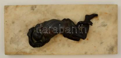 Fekvő férfi, spiáter szobor, alabástrom talapzaton, 14×32×6 cm