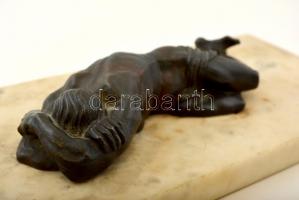 Fekvő férfi, spiáter szobor, alabástrom talapzaton, 14×32×6 cm