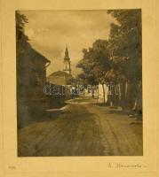 1924 Falusi utcarészlet, kartonra kasírozott, jelzett fotó, 13,5x11,5 cm, karton 31x23 cm