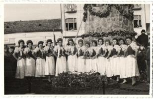 1940 Nagyszalonta, Salonta; Országzászló avatás, honleányok / Hungarian Flag inauguration, women. Zsák Jenő Jászberényi photo