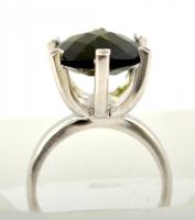 Ezüst(Ag) gyűrű zöld csiszolt üveg kővel, jelzett, méret: 54, bruttó: 6,1 g