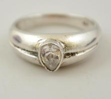 Ezüst(Ag) csepp formájú szintetikus kővel díszített gyűrű, jelzett, méret: 52, beruttó: 3,8 g
