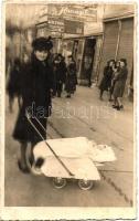 Újvidék, Novi Sad; Mozgalmas utcakép babakocsis hölggyel, háttérben Harsági Lőrinc üzlete és Kultúra Könyvkötészet / lively street scene with lady and baby carriage, shops, photo