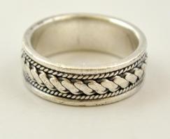 Ezüst(Ag) mintás karikagyűrű, jelzett, méret: 55, nettó: 6,7 g