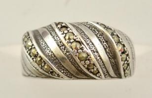 Ezüst(Ag) markazitos átlós gyűrű, jelzett, méret: 51, bruttó: 4,9 g