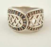 Ezüst(Ag) apró szintetikus kövekkel díszített gyűrű, jelzett, méret: 53, bruttó: 6,3 g