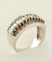 Ezüst(Ag) apró szintetikus kövekkel díszített gyűrű, jelzett, méret: 56, bruttó: 6,5 g