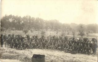 1918 I. világháborús K.u.K. tüzérek csoportképe Bécsben / WWI Austro-Hungarian artillerymen in Wien, group photo (kopott sarkak / worn corners)
