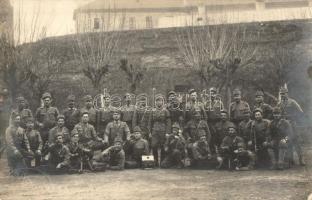 K.u.K. géppuskás és rádiós katonák csoportképe / K.u.K. artillerymen and soldiers with radio equipment, machine guns, Dajkovits photo (EM)