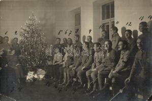 K.u.K. katonák csoportképe karácsonykor, a hátoldalon a képen szereplők neveivel / Austro-Hungarian soldiers at Christmas, names on the backside, group photo (EK)