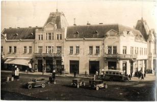 1938 Léva, Levice; utcakép automobilokkal, autóbusz, Városi Nagy Szálloda, mozi, Gambaty üzlete / street view with automobiles and autobus, cinema, hotel, shops, photo