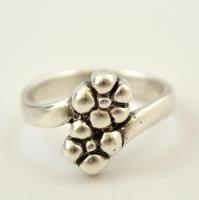 Ezüst(Ag) nefelejcs gyűrű, jelzett, méret: 45, nettó: 2,1 g