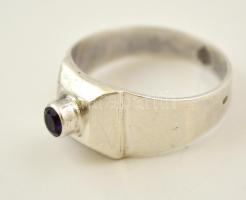 Ezüst(Ag) ametiszttel díszített gyűrű, jelzett, méret: 60, bruttó: 4,4 g