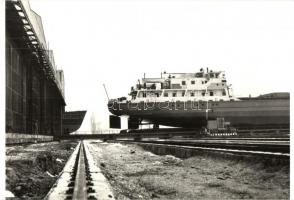 Komárom, Komárno; - 26  db modern fekete fehér képeslap, sok hajóval, kotróhajóval, kikötő / 26 mode...