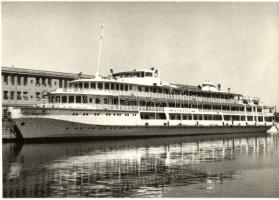 Komárom, Komárno; - 44 db modern fekete-fehér képeslap, pár hajóval, kotróhajóval, kikötő / 44 moder...