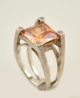 Ezüst(Ag) gyűrű csiszolt üveg kővel, jelzett, méret: 59, bruttó: 11 g