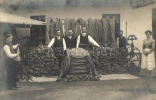 1911 Eger, Főkáptalan uradalma, kötélgyártó műhely, csoportkép 838 kilónyi kötéllel, photo
