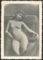 cca 1920 Finoman erotikus műtermi akt, 12x8 cm / cca 1920 Erotic photo, 12x8 cm