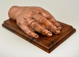 Azonosítatlan híres ember jobb kézfeje, galvanoplasztika, fa talapzaton, jelzett (Der Galvanoplastik...