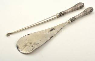 Ezüst (Ag.) nyeles fém cipőkanál és cipőfűzőhúzó horog, jelzettek, díszdobozban, h: 22,5 cm