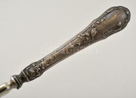 Ezüst (Ag.) nyeles fém cipőkanál és cipőfűzőhúzó horog, jelzettek, díszdobozban, h: 22,5 cm