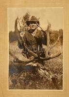 cca 1930 Vadász és az elejtett szarvas, fotó kartonra kasírozva, képméret: 17,5x12 cm