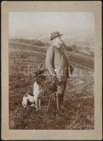 cca 1910 Straka Ferenc vadász és kutyája, kartonra kasírozva, 19x14 cm