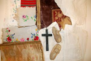 18 db terítő, hímzett ing, zsebkendő