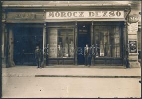 cca 1900-1910 Mórocz Dezső szabósági üzlete, Komárom, Megye utca 3., három nyelvű (szlovák-magyar-német) cégtáblával, szakadással, 12x17 cm.