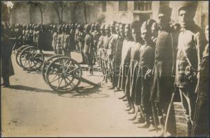cca 1910 Perzsiai tüzérség Teherán utcáin, hátoldalán feliratozva, 10,5x16 cm
