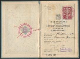 1927-1929 Csehszlovák útlevél, fényképpel, csehszlovák okmánybélyeggel, egészvászon-kötésben./
1927...