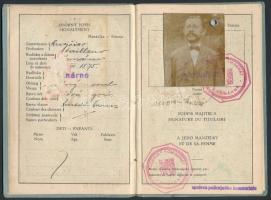 1927-1929 Csehszlovák útlevél, fényképpel, csehszlovák okmánybélyeggel, egészvászon-kötésben./
1927...