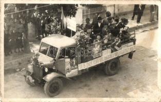 1949 Balatonfüred, Munka ünnepe, a Földműves Szövetkezet virágokkal díszített teherautója 5 éves terv felirattal, majális. Brandl Rudolf photo (EB)