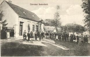 Bodorfa, utcakép a községházával. Siklós Géza fényképész felvétele