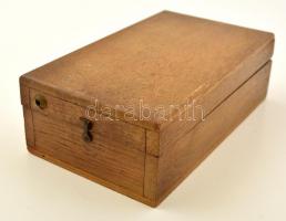 Patikai kézi mérleg készlet súlyokkal, egyéb kellékekkel, saját tartójában