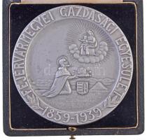 ~1940. "Fejérvár Megyei Gazdasági Egyesület 1859-1939" fém plakett, hátoldalon "LUDVIG" gyártói jelzéssel és "Vizsgajutalom 1940" véséssel, eredeti dísztokban (81mm) T:1-