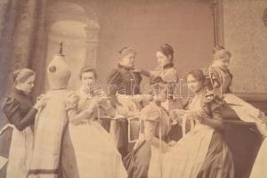cca 1895 Nemes kisasszonyok varrnak, csoportkép, hátoldalán a szereplők azonosításával: Ugron Gáborn...