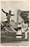 1936 Berlin, Olympische Spiele / Olympic games, Jesse Owens (USA) gains the gold medal in the long run