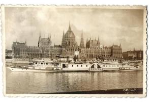 1931 Zsófia gőzüzemű oldalkerekes személyhajó Budapesten az Országházzal szemben / Zsófia Hungarian passenger steamship in Budapest. Orelly Foto