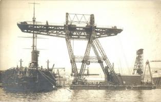 Geschütz Einsetzem / Osztrák-magyar torpedóromboló a pola-i hajógyárban torpedóágyú beillesztése közben / K.u.K. Kriegsmarine, torpedoboat in ship factory during gun insertion. phot. Alois Beer