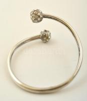 Ezüst (Ag.) karperec, szintetikus kő berakásokkal, jelzett, bruttó 13,9 g