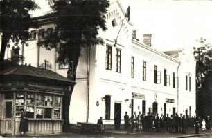 1927 Biharkeresztes, vasútállomás, vasutasok, hírlapárus, Markóczy photo