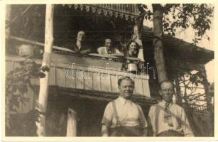 1943 Mezőmadaras, Madaras; család a ház erkélyén / family, balcony, photo