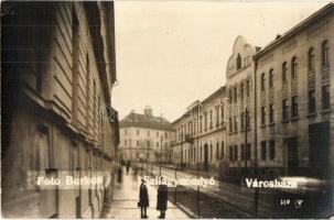 1940 Szilágysomlyó, Simleu Silvaniei; utcakép a Városházzal / street view with town hall. Foto Burkos, photo