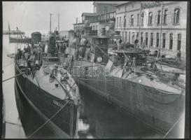 A Kormorán torpedónaszád és a Velebit romboló építése a Ganz Danubius fiumei hajógyárában 1909-ben. Az eredeti negatívról az 1980-as években előhívott másolat. 18x14 cm