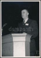 1948 dr. Kiss Ferenc (1875-1941) anatómai professzor előadást tart San Joseban. R. Wolffe pecséttel jelzett fotó 12x18 cm